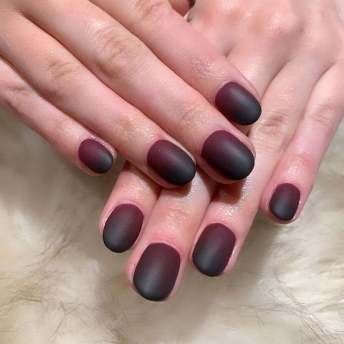 Ιδανικό για όσες αγαπούν τα σκούρα χρώματα.