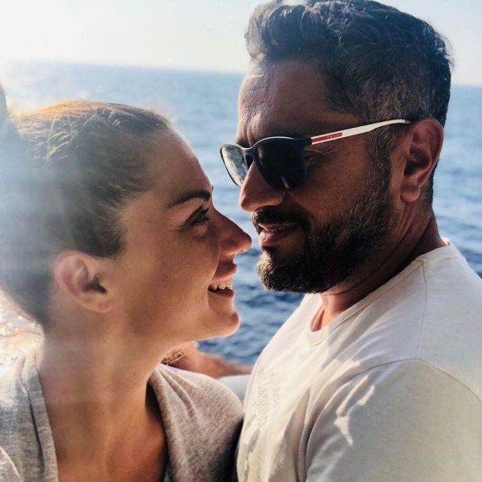 Φυσικά ευχήθηκε και στην σύζυγο να είναι πάντα άξια.