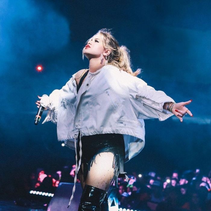 Συνεργάζεται με την Sofia Reyes και το αποτέλεσμα είναι καταπληκτικό. 