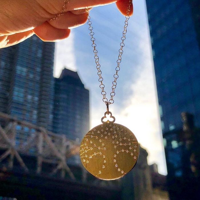 Τοξότης:  Επιλέγεις τα πιο λαμπερά μενταγιόν.