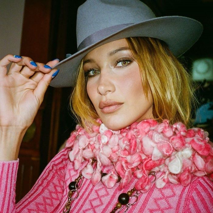 Αυτή δεν είναι η πρώτη φορά που η Bella μιλά για την ψυχική υγεία. Το 2018 το μοντέλο είχε εμφανιστεί στη σειρά της μαμάς της, όπου είχε μιλήσει για τις κρίσεις πανικού που βίωσε στην αρχή της καριέρας της.