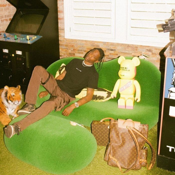 Για την ακρίβεια «χοροπήδησε» πάνω στην σκηνή στους ρυθμούς του «BUTTERFLY EFFECT» και δεν υπολόγισε σωστά την πτώση.