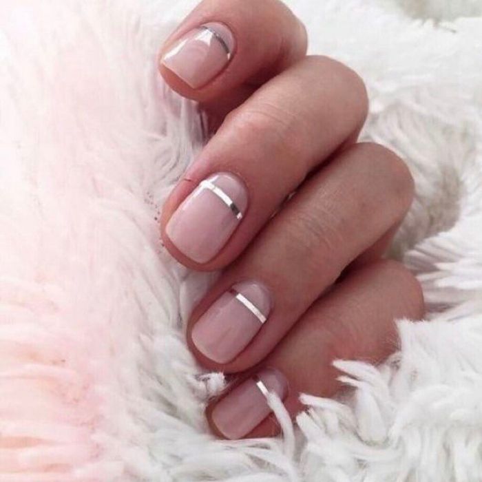 Soft metallic: μία λεπτή μεταλλική γραμμή αμέσως κάνει πιο glam το μανικιούρ σου.