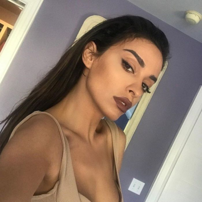 «Eyes talk», έγραψε στο caption της φωτογραφίας, η οποία μέσα σε 4 ώρες είχε σχεδόν 60.000 likes , με τα σχόλια των χρηστών να μην μπορούν να συνειδητοποιήσουν το πόσο κούκλα είναι.