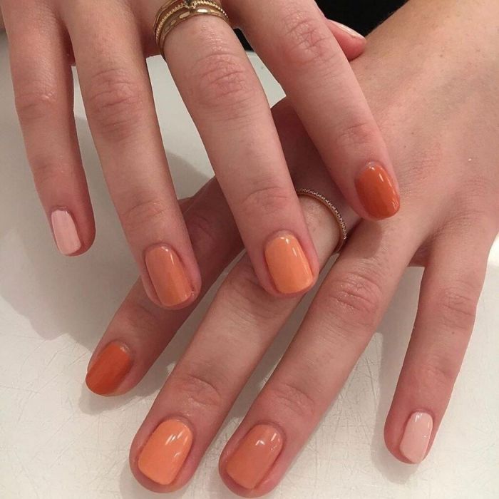 Pumpkin mani: Όλες οι αποχρώσεις του πορτοκαλί στο κάθε χέρι σου.