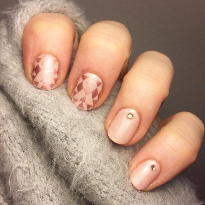 Rosegold nails: Αν αγαπάς τη λάμψη, τότε αυτό το μανικιούρ είναι για σένα. 