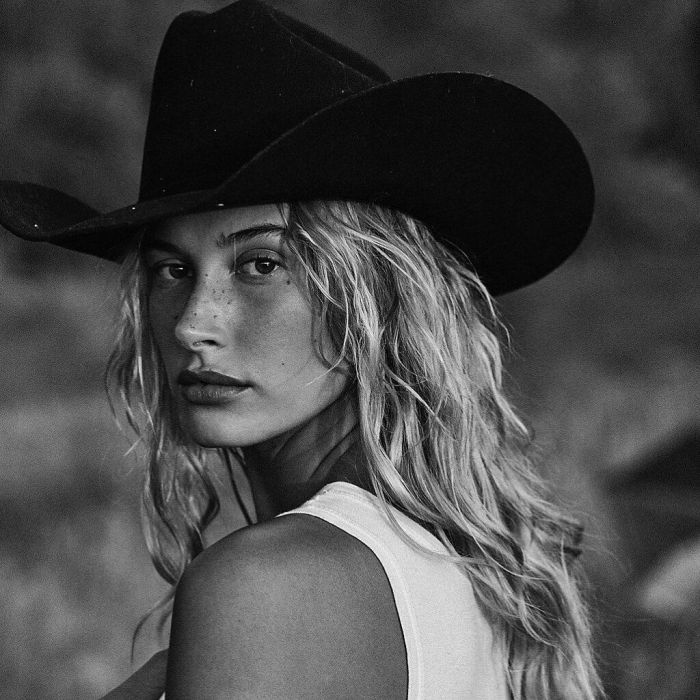 Η Hailey Bieber ωστόσο απάντησε στους fans-που υπέθεσαν ότι αυτή η ανάρτηση πήγαινε για την Selena- και υποστήριξε ότι ήταν μια κακή σύμπτωση και συνέχισε: «Σας παρακαλώ σταματήστε με αυτές τις ανοησίες. Δεν υπάρχει καμία απάντηση. Όλα αυτά είναι βλακείες