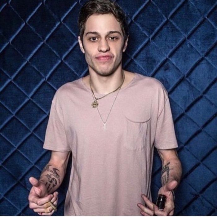 Πηγή από το περιβάλλον του Davidson επιβεβαίωσε ότι ο Pete βρέθηκε στο σπίτι της Kaia Gerber, αλλά διευκρίνισε ότι οι δυο τους είναι απλώς φίλοι. 