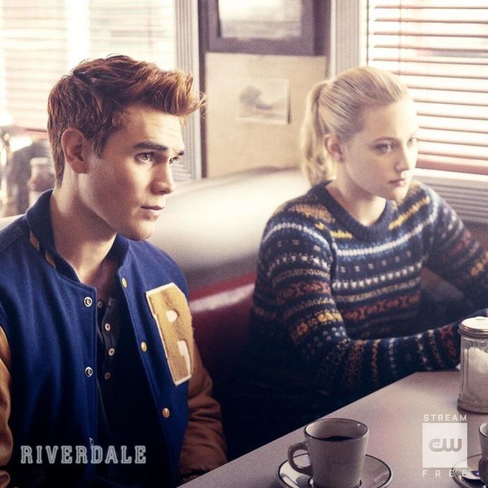 Τώρα, λοιπόν, μένει να δούμε πώς ο Jughead καταλήγει «νεκρός» και αν τελικά το Riverdale θα «πεθάνει» πραγματικά τον Jug. 

