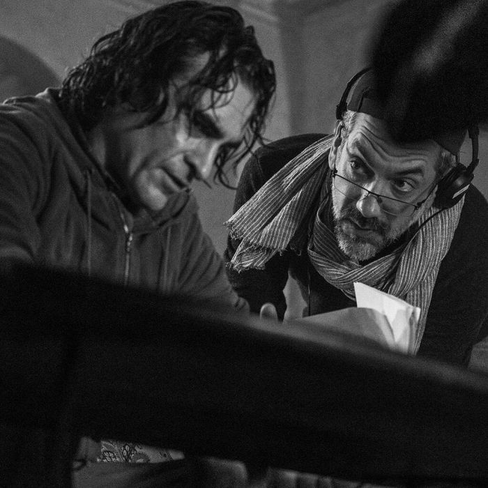 «Κάθε Joker που πέρασε είχε ένα πολύ cool κι ενδιαφέρον στιλ, αλλά μοιραζόταν έναν ίδιον κόσμο. Η ιστορία αυτού του Joker ξεχωρίζει από τους άλλους. Είναι η ιστορία της αρχής του. Δεν έχει εξελιχθεί ούτε στον Joker του Jared Leto, ούτε στου Heath Ledger ο