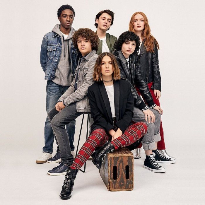 Αρκετοί πρωταγωνιστές μοιράστηκαν σύντομα videos και εύχονταν στους fans να έχουν μια όμορφη μέρα με το Stranger Things. Η Sadie Sink (Max Mayfield) είπε στους θαυμαστές: «Αφήστε τα αγόρια σας στο σπίτι, πάρτε τον καλύτερό σας φίλο και να έχετε μια ωραία 