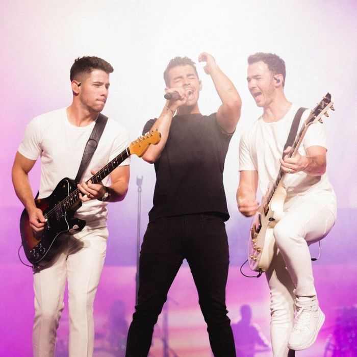 Τα τρία αδέλφια ανέβασαν διάφορες φωτογραφίες στα social media για να ανακοινώσουν τον ερχομό του νέου τους hit γράφοντας: