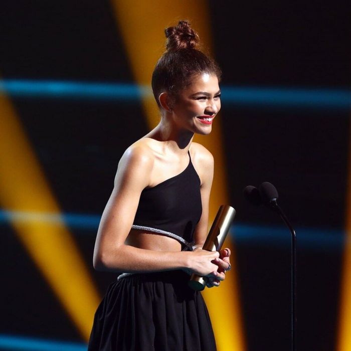 Η Zendaya με ένα υπέροχο maxi φόρεμα Christopher Esber που άφηνε εκτεθειμένη τη γυμνασμένη της κοιλιά. 