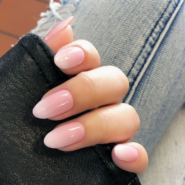 Μπορείς πολύ εύκολα να κάνεις dip powder nails στο σπίτι, μόνη σου. Οπλίσου, όμως, με υπομονή και φρόντισε να έχεις αρκετές ώρες διαθέσιμες για να ασχοληθείς με αυτό το μανικιούρ. Δες το βίντεο μέσα στο άρθρο και θα μάθεις αναλυτικά πώς θα κάνεις dip powd