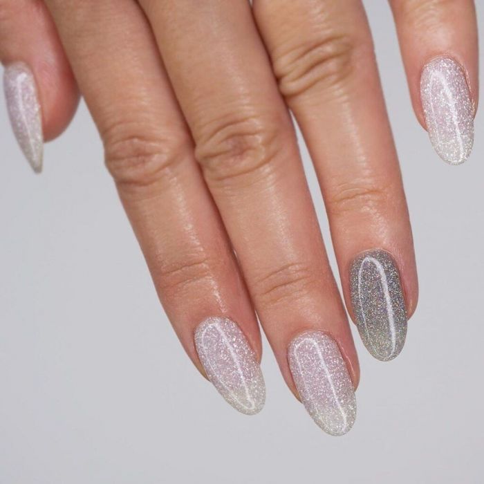 Το μεγαλύτερο λάθος που μπορεί να κάνει η nail artist σου είναι να σε παρακινήσει να βάλεις όλο το νύχι μέσα στο βαζάκι με τη σκόνη. Κι αυτό, γιατί αν έχει χρησιμοποιηθεί από άλλες πελάτισσες, είναι πιθανό να έχουν αναπτυχθεί βακτήρια.