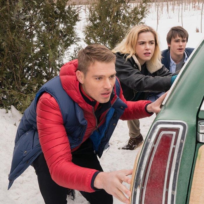 Μετά από μια  χιονοθύελλα που χτυπά μια μικρή πόλη την παραμονή των Χριστουγέννων, μια παρέα τελειόφοιτων λυκείου παλεύουν μεταξύ φιλίας και αγάπης.