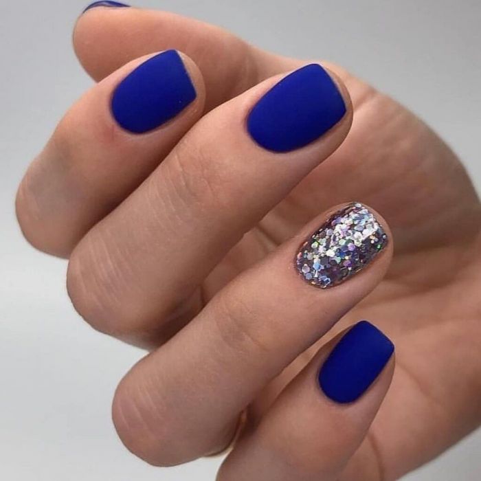 @manicurist_lilya Ένα νύχι με glitter δίνει τόση λάμψη όσο πρέπει στο μανικιούρ σου