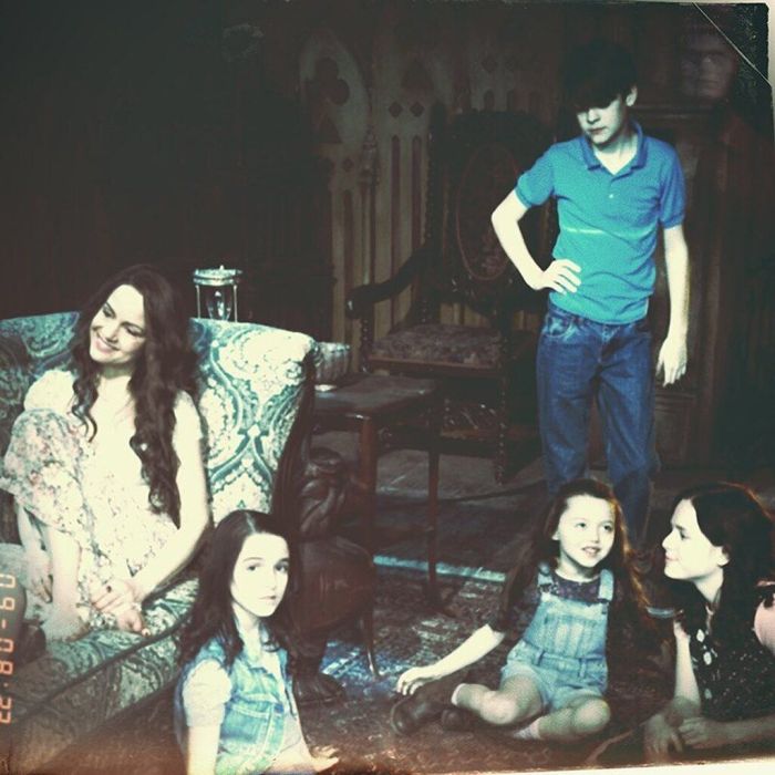 Και μόνο αυτό το λίγο που γνωρίζουμε σχετικά με την ιστορία, μας αφήνει να κάνουμε άπειρα σενάρια για το προς τα πού μπορεί να κινηθεί. Άλλωστε, τα μικρά παιδάκια για κάποιον λόγο είναι πάντα πολύ creepy από μόνα τους.