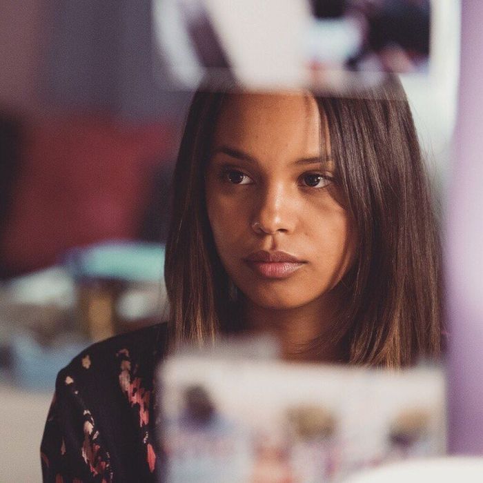 5.	Στο βιβλίο, το αρχικό σενάριο ήταν η Hannah να επιβιώσει αφότου οι γονείς της τη μεταφέρουν στο νοσοκομείο, όμως, στη συνέχεια η συγγραφέας κατάλαβε ότι η ιστορία θα περνούσε περισσότερο το συναίσθημα στην περίπτωση που πέθαινε. Κι αυτό έκανε.