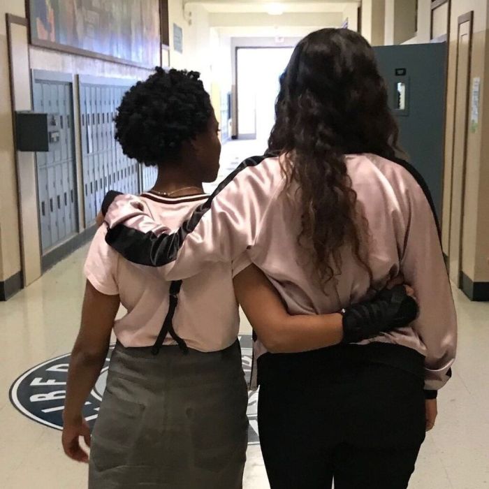 1.	Η σειρά αποτελεί τηλεοπτική μεταφορά του ομώνυμου βιβλίου της συγγραφέως, Jay Asher.