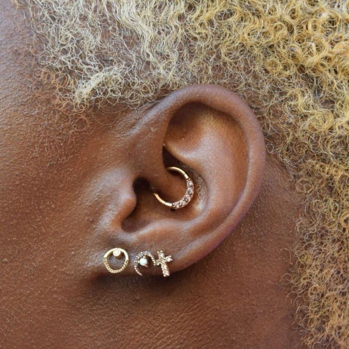 Αναρωτιέσαι αν θα πονέσεις κάνοντας daith piercing; Ο πόνος έχει να κάνει ξεκάθαρα με σένα. Δηλαδή, αν πονάς εύκολα, τότε θα πονέσεις πολύ. Αν πάλι αντέχεις τον πόνο, δε θα έχεις κανένα θέμα. Για να είμαστε ειλικρινείς μαζί σου, σίγουρα το daith piercing 