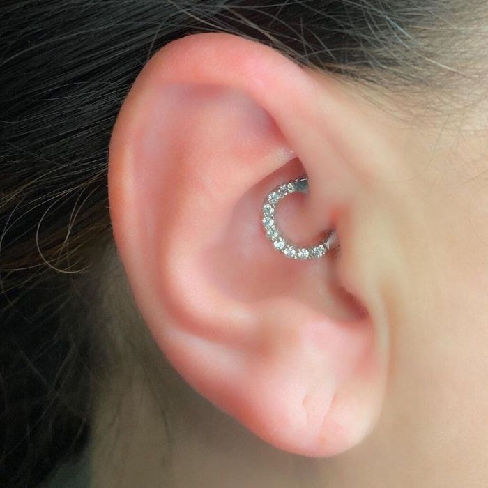 Το daith piercing γίνεται στο εσωτερικό κόκαλο του αυτιού. Το συγκεκριμένο piercing δεν μπορούν να το κάνουν όλοι. Αν, δηλαδή, ο χόνδρος του αυτιού σου είναι μικρός, καλύτερα να αποφύγεις να κάνεις daith piercing. 