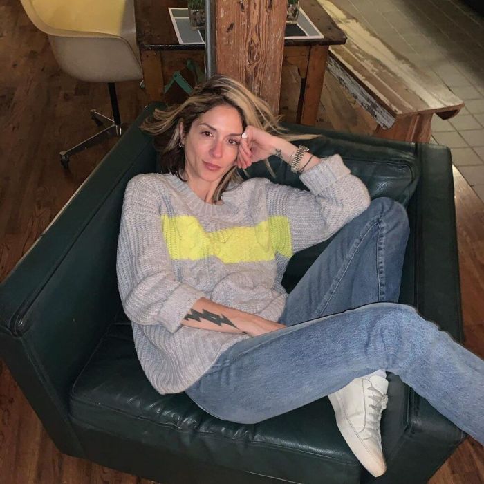 Ιδού η εν λόγω φωτογραφία. Σε αυτήν, ποζάρει στον φακό με ένα φούτερ και jeans και δείχνει στους followers της ότι μάλλον περνάει την πιο cool και νεανική περίοδο της ζωής της. 