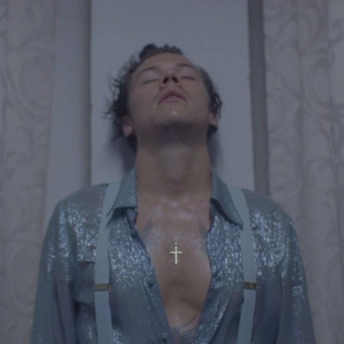 Στην αρχή, ο Styles προβληματίστηκε μπροστά στο αηδιαστικό πράγμα που βρισκόταν μπροστά του, όμως, τελικά αποφάσισε να μην απαντήσει.