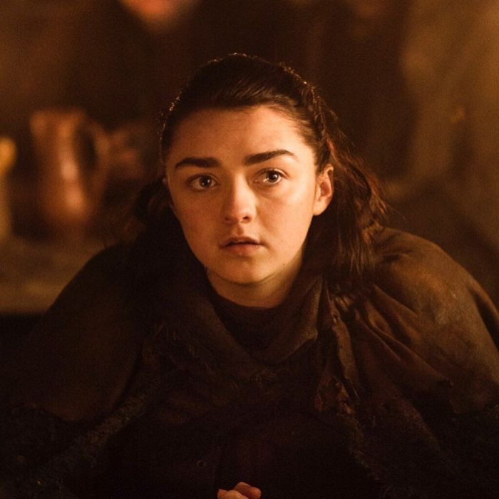 3. Δεν έχουν σχέση με την προσωπικότητά της: Τα ρούχα της Arya αφότου φεύγει από το Westeros αποτελούν περισσότερο κοστούμια παρά έκφραση του χαρακτήρα της. Λογικό, αν σκεφτείς ότι για να γίνει «no one» έπρεπε να αφήσει πίσω της ο,τι είχε να κάνει με την 