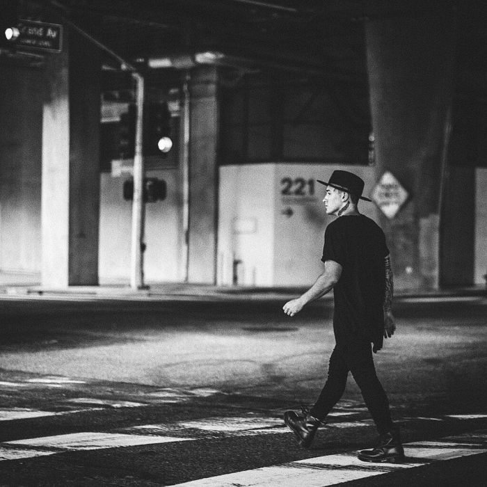 Γνώρισε τον Arizona Zervas: Ο «AZ» με τα viral video και τη μουσική του θα γίνει το νέο σου crush