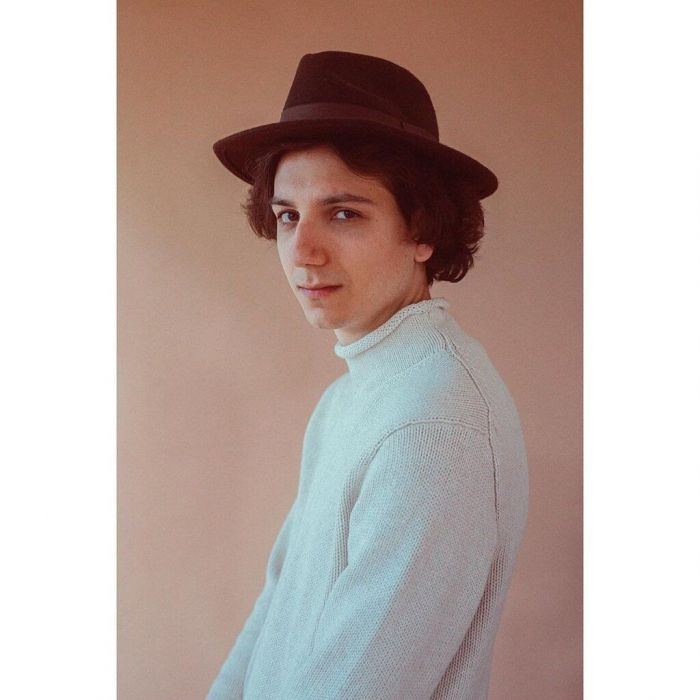 Στο Instagram θα βρεις διάφορα βιντεάκια του και θα ενημερώνεσαι για νέα του, αφού είναι αρκετά δραστήριος στα social media.