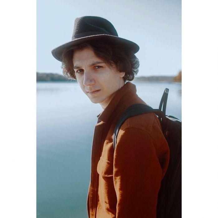 Μπορείς να βρεις το Anson Seabra στο προσωπικό του κανάλι στο YouTube αλλά μπορείς και να τον ακολουθήσεις στο προφίλ του στο Instagram.