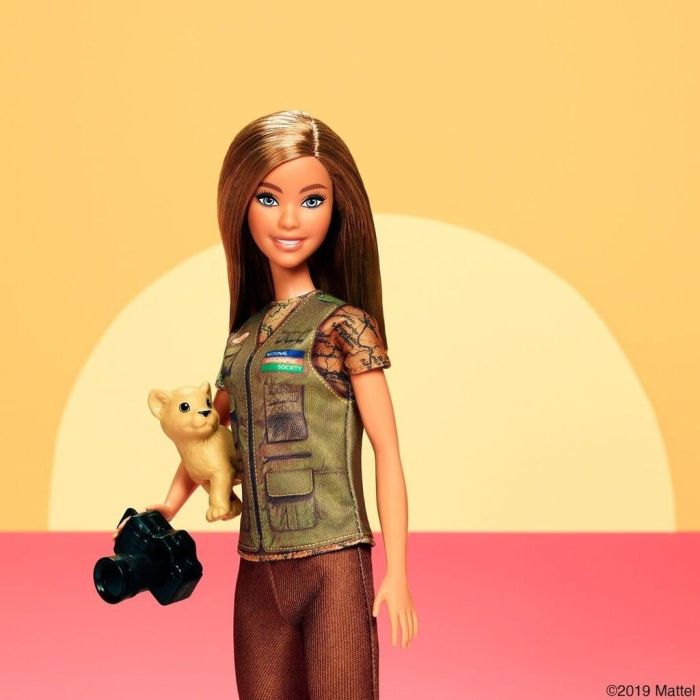 Σύμφωνα με το Barbie Media, ολόκληρο το όνομα είναι Barbara Millicent Roberts κι ονομάστηκε έτσι από την κόρη της γυναίκας που την εμπνεύστηκε, της Ruth Marianna Handler, ενώ ο Ken από τον γιο της.