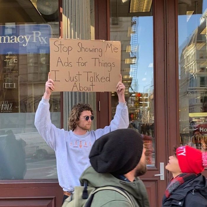 Ο κούκλος με τις πινακίδες και τους 3,1m followers που θα είναι σε όλα τα stories το 2020