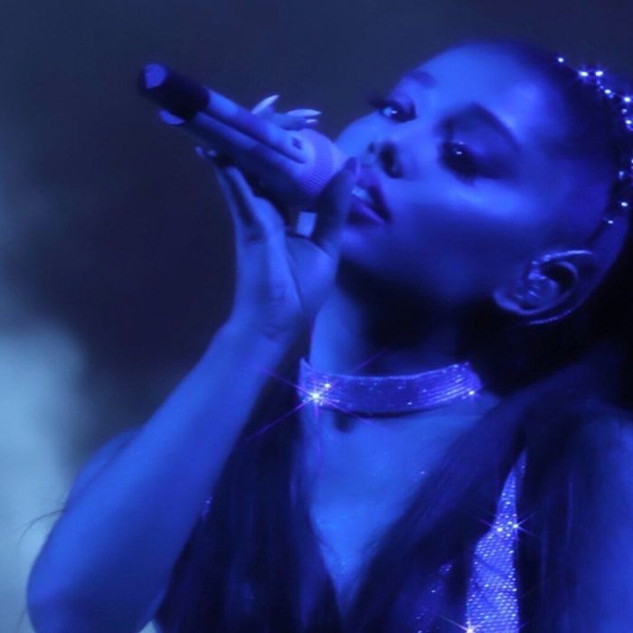 Όντως αυτή η γυναικεία φωνή φαίνεται γνώριμη στο τραγούδι του Mac Miller και δεν θα μπορούσε να είναι κάποια άλλη εκτός από την Ari. Άλλωστε με την σχέση που είχαν αυτό το σενάριο θα ήταν πολύ πιθανό.