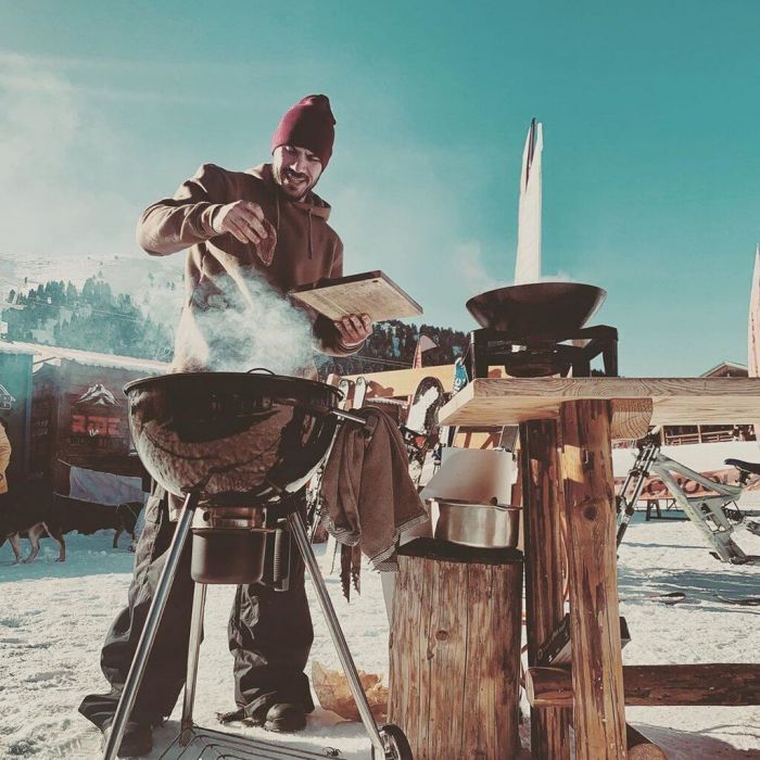 Ανεβάζει σπάνια δικές του φωτό, όμως είναι πάντα το ίδιο γοητευτικός. Στη φωτογραφία έξω από τα ανάκτορα πάθαμε πλάκα.