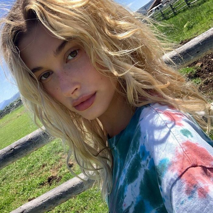 HAILEY BIEBER. Η Hailey είναι μικρή σε ηλικία και κανονικά δεν θα έπρεπε να βάφεται καθόλου. Σε αντίθεση όμως με την τάση της εποχής, το celebrity status της και τις… παρέες της (βλ. Jenners) η Hailey βάφεται ελάχιστα και συχνά βλέπουμε τις φακίδες της στ