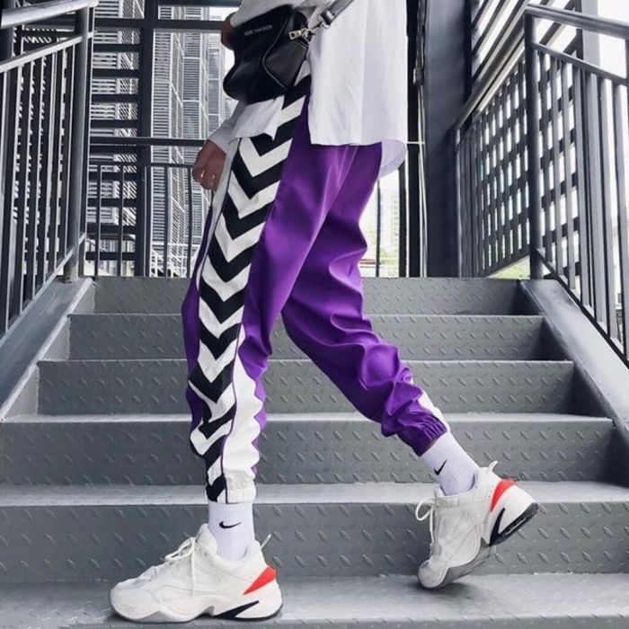 Οι φόρμες με έντονο χρώμα και prints είναι πιο in από ποτέ. Μην φοβηθείς να τις επιλέξεις και τελειοποίησε το look με ένα ζευγάρι λευκά sneakers. 