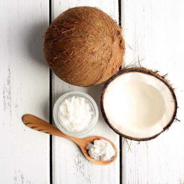 #1 Λάδι Καρύδας
Οι έντονα ενυδατικές ιδιότητες της καρύδας βοηθούν στην θρέψη και θεραπεία των χειλιών, εμποδίζοντας την ξηρότητα. Εφάρμοσε λίγο λάδι καρύδας στα χείλη σου κάθε μέρα πριν τον ύπνο και σου υποσχόμαστε πως θα ξυπνήσεις με μαλακά και εύπλαστ