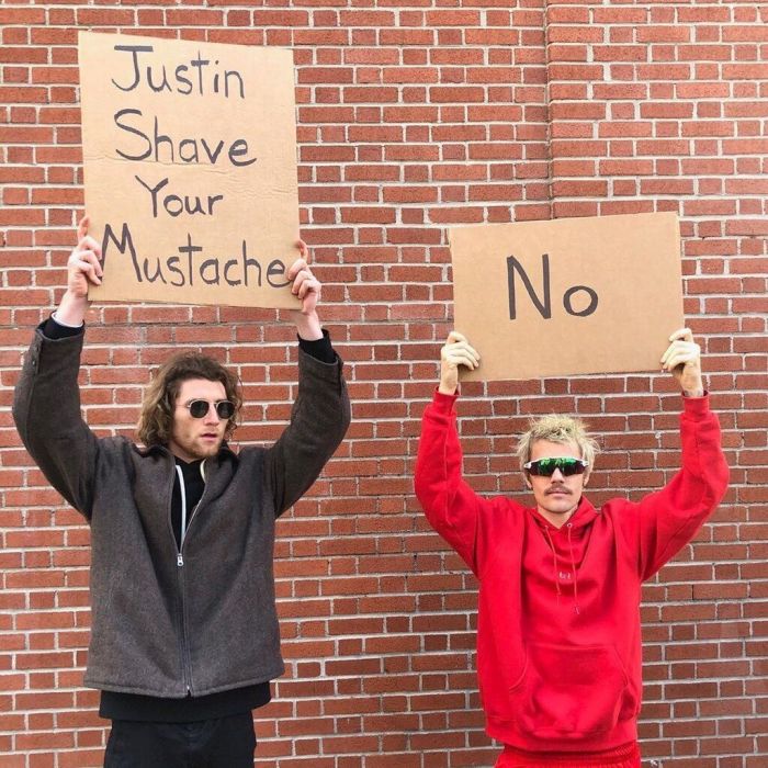 Ο Bieber φυσικά αρνείται κατηγορηματικά να ξυρίσει το μουστάκι του και να η φωτογραφία τους.