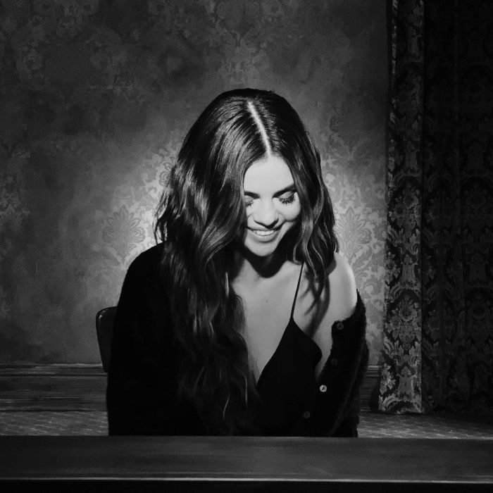 H Selena Gomez αποφάσισε να κάνει μία αλλαγή στα μαλλιά της, με την οποία συνόδευσε τη μεγάλη της επιστροφή στο μουσικό στερέωμα.