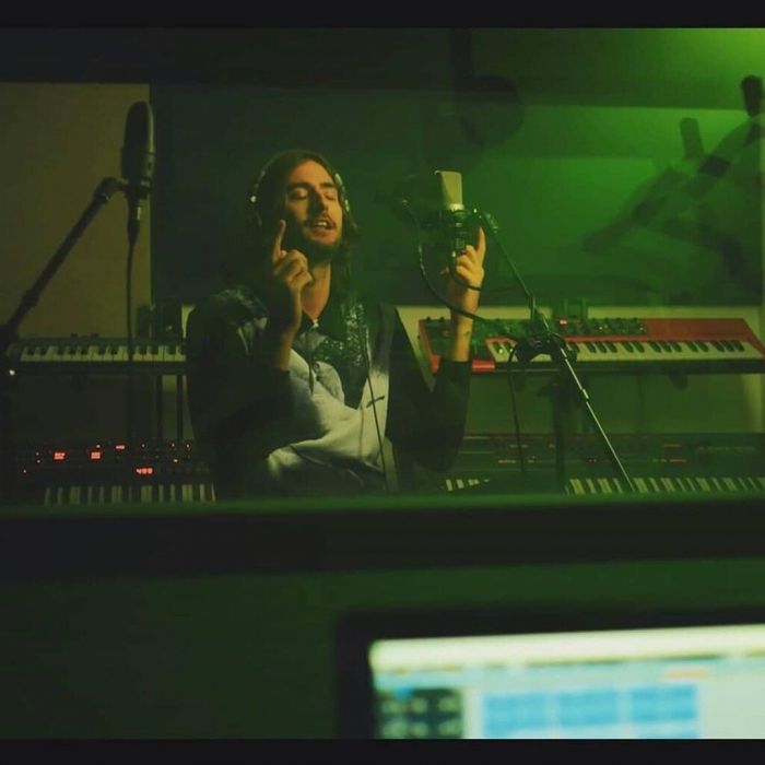 Ν.Ο.Ε.: Ο πιο κούκλος rapper κυκλοφόρησε τραγούδι κι είναι το Νο2 στα trends