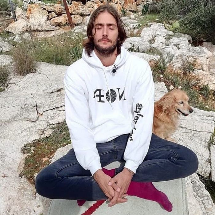 Ν.Ο.Ε.: Ο πιο κούκλος rapper κυκλοφόρησε τραγούδι κι είναι το Νο2 στα trends