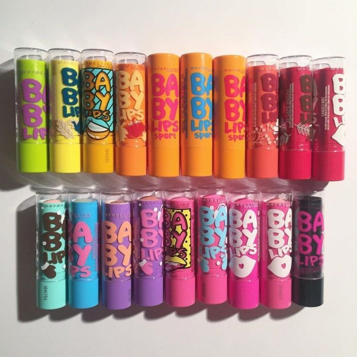 2) Το lip balm μπορεί να βοηθήσει

Το να βγάλεις το κραγιόν στο σχολείο ή στη δουλειά μπορεί να γίνει πολύ πιο εύκολο χάρη στο αγαπημένο σου lip balm. Άπλωσέ το πάνω από το κραγιόν και άφησέ το για τουλάχιστον 2 λεπτά. Στη συνέχεια τρίψε τα χείλη σου με