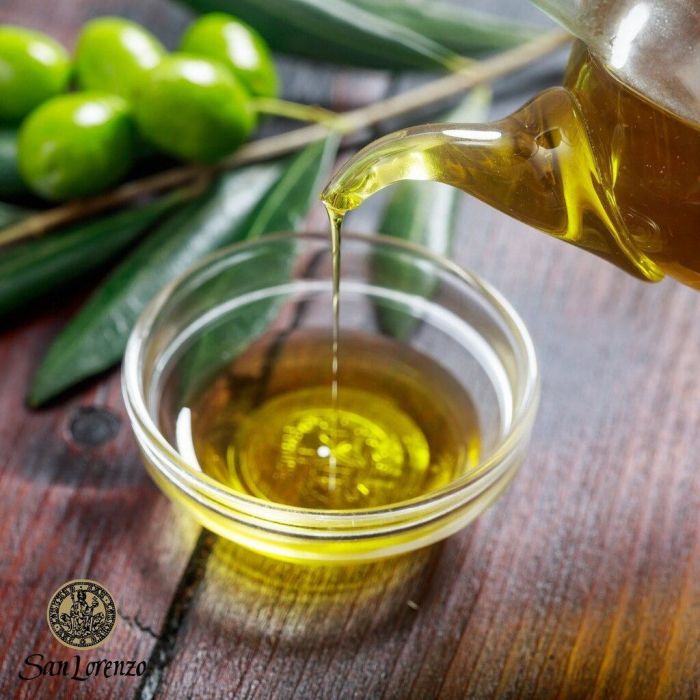 3) Βάλε λάδι

Σε κατάσταση εκτάκτου ανάγκης, όταν δεν έχεις τίποτα για ντεμακιγιάζ, το ελαιόλαδο στο σπίτι είναι μία λύση. Βάλε λίγο λάδι σε ένα χαρτί και τρίψε ελαφρά τα χείλη. Ετοιμάσου να μην πιστεύεις στα μάτια σου, αφου το χρώμα θα φύγει στο λεπτό.