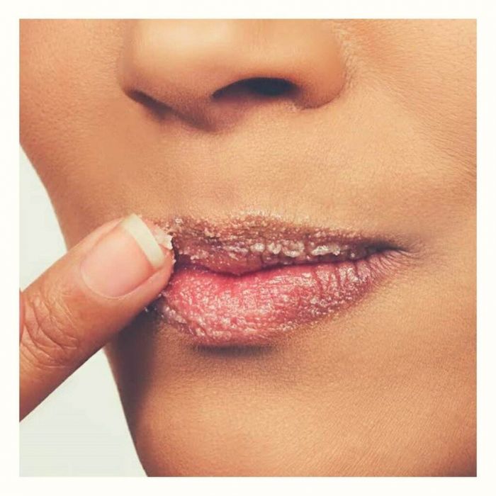 5) Φυσικό scrub με καστανή ζάχαρη και μέλι

Ακόμα και αν κατάφερες να απομακρύνεις το πρώτο στρώμα του κραγιόν, μπορεί να υπάρχει ακόμη κάποιο υπόλειμμα. Ένα scrub χειλιών θα απομακρύνει οποιαδήποτε νεκρά κύτταρα του δέρματος και θα κάνει τα χείλη σου μ