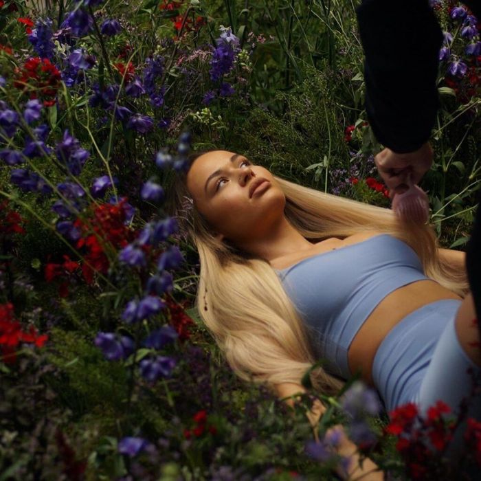 Γνώρισε την 22χρονη Kiara Nelson μέσα από το ολοκαίνουριο track «Adore You»