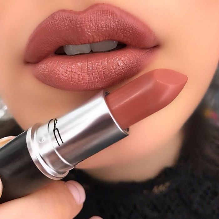 Πώς θα βάζεις μολύβι χειλιών σαν επαγγελματίας