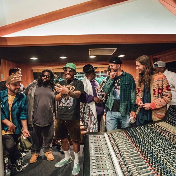 9. Rock N Roll Rules – HAIM & Ludwig Göransson
10. Leaving Lonesome Flats – Dierks Bentley