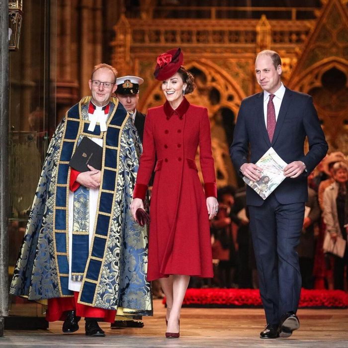 Μετά την αναβολή του γάμου της πριγκίπισσας Βεατρίκης, μαθαίνουμε πως η Ελισάβετ δεν είναι πλέον σε θέση να ασκήσει τα καθήκοντά της ως μονάρχης, αφού τόσο εκείνη, όσο και ο διάδοχος τους θρόνου πρίγκιπας Κάρολος, βρίσκονται σε εγκλεισμό.